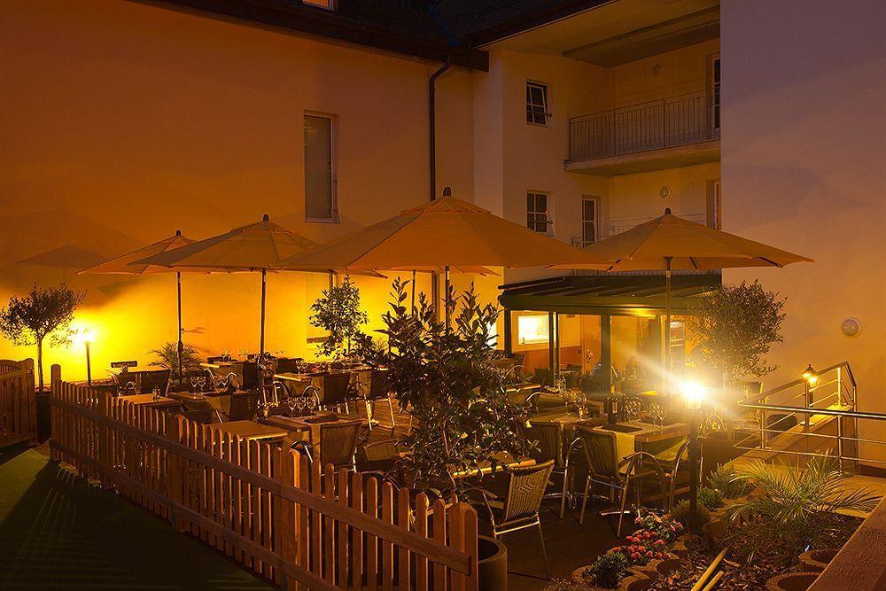 Hotel Restaurant La Croix Verte Vich Exterior photo